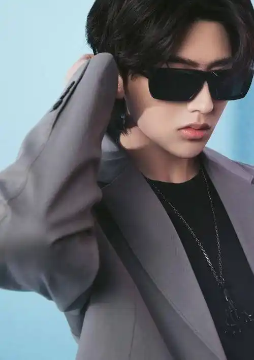 蔡徐坤西装墨镜照上热搜,网友:妥妥的霸道总裁既视感
