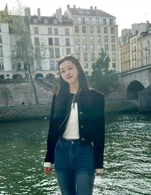 宋轶带火了"简约显贵"穿搭:黑色短外套 牛仔裤,高级又洋气