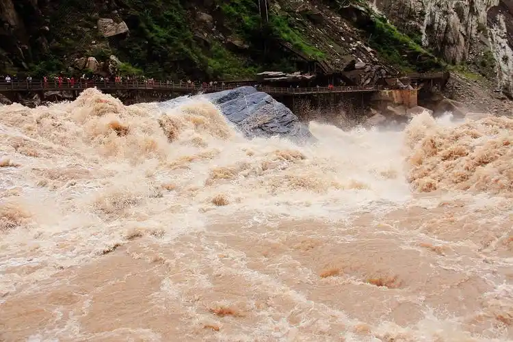 激流涌进虎跳峡