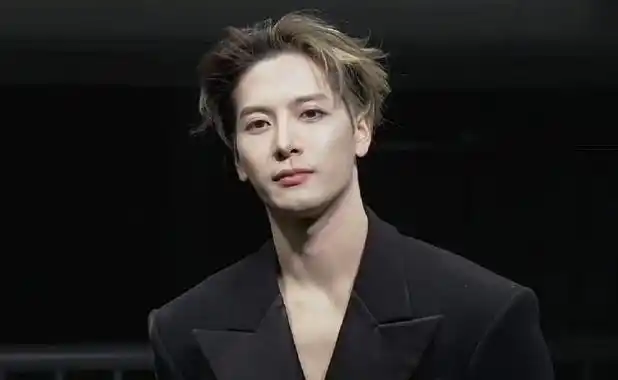 王嘉尔黄黑双拼发色 时尚爱豆魅力十足