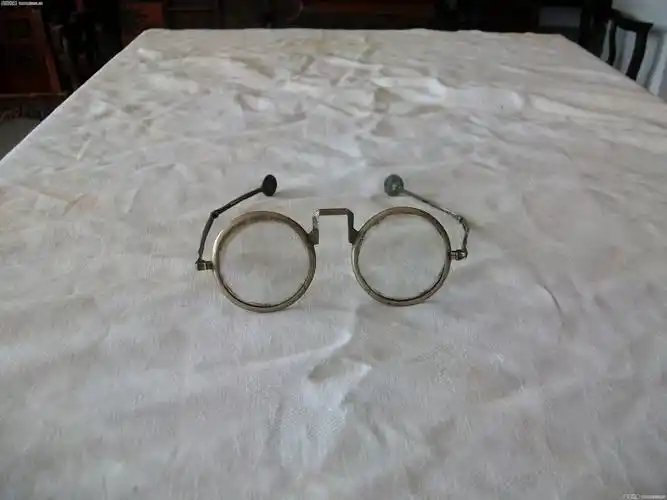 民国眼镜一副