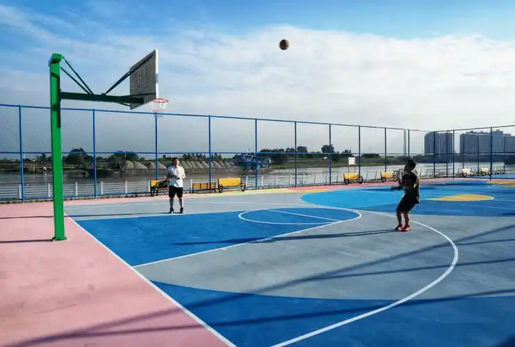 其中,趣味球场区设有1个足球场,1个网球场,2个创意篮球场和3个半篮球