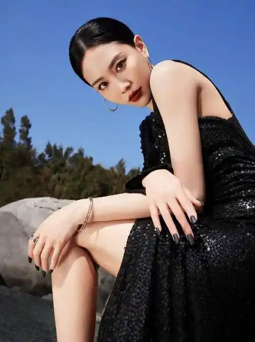 [41岁王霏霏写真:风华绝代的魅力,女神的美貌令人难以抗拒,这谁顶得住