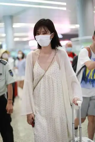 乔欣穿白色吊带裙仙气飘飘 对镜打招呼可爱十足_上海机场