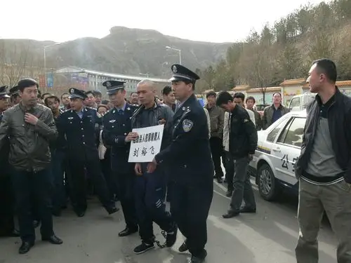 犯罪嫌疑人押解回神(白前峰 王均摄)