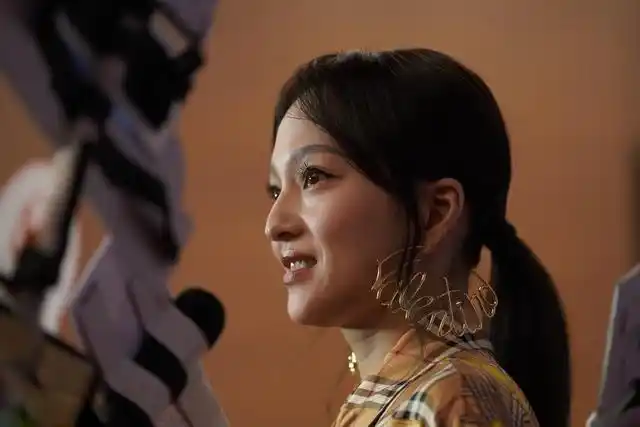 张韶涵浑身上下透着"土豪气",戴超夸张耳环令人"肉疼"