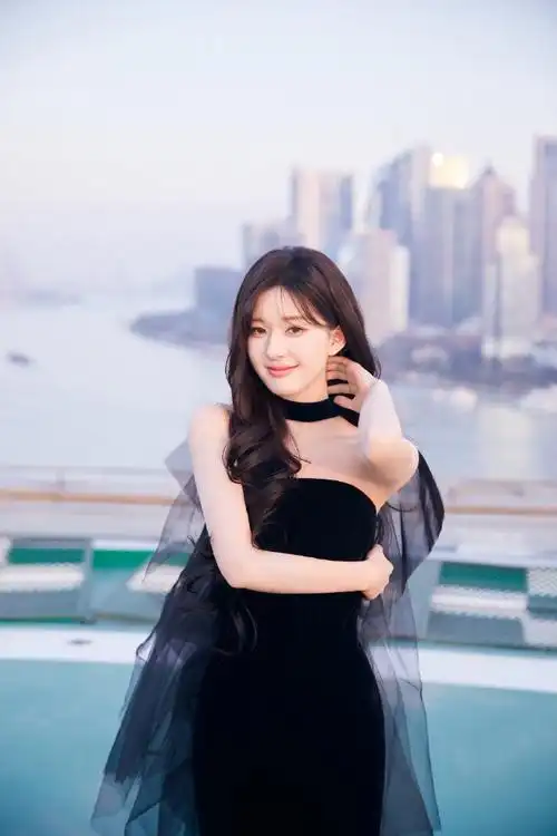 赵露思跨年晚会造型大片92黑色抹胸纱裙宛若冬日精灵,唯美浪漫又