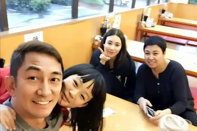 石洋子22岁时与大21岁吴启华结婚离婚后仍被他当女儿宠着