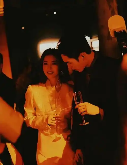 李沁与唐艺昕聚餐吃火锅,张若昀帮拍照,糖糖穿露脐装少女感爆棚