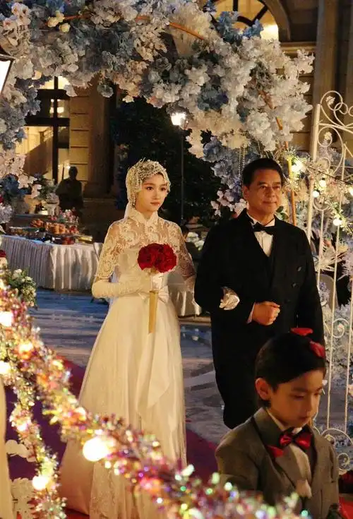 北京时间10月16日下午,中国娱乐圈传来关晓彤和鹿晗的新消息!