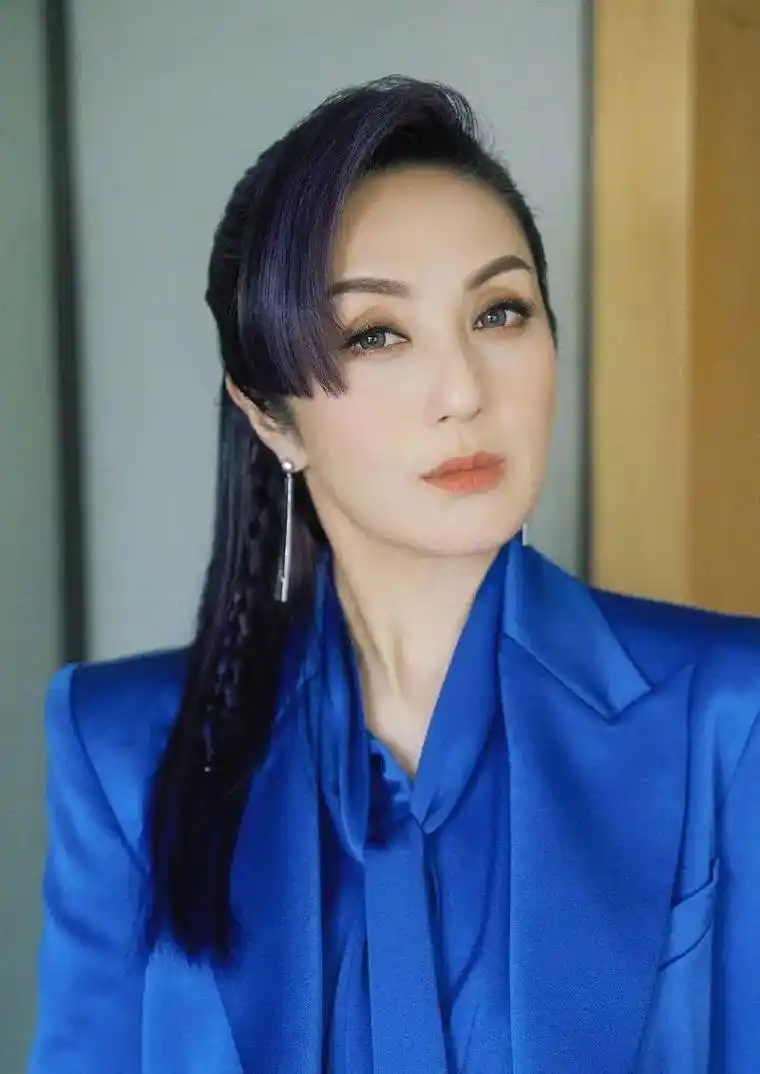 杨千嬅紫发西装大片曝光!帅气随性克莱因蓝穿出时尚范儿!正文