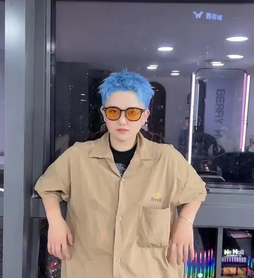 男生发色冰蓝色