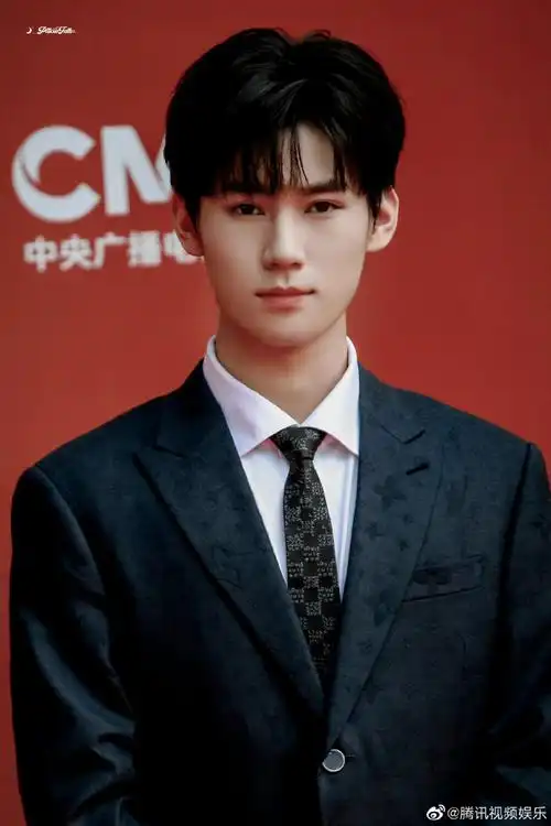 时代少年团北影节红毯生图#@时代少年团全员西装造型也太鲨啦,这不是