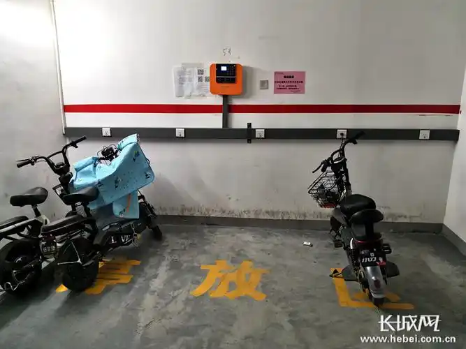 融创中心地下车库施划了电动车充电区.长城网记者 周亚彬 摄