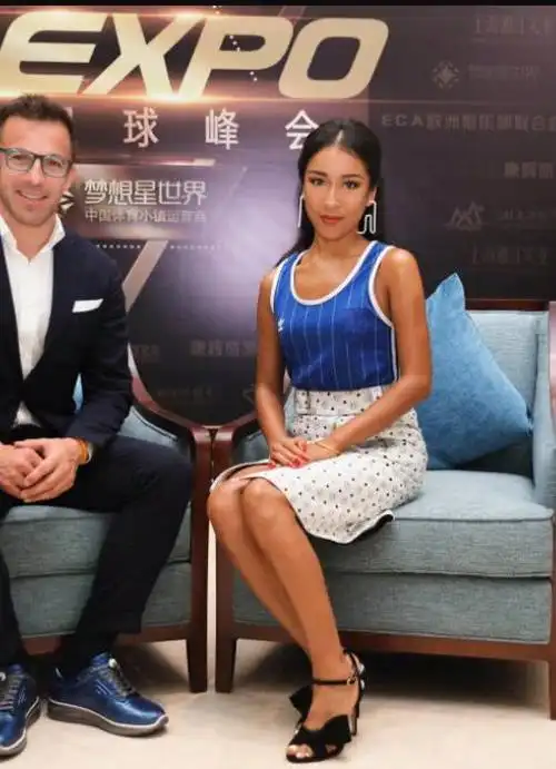 真是服了吉克隽逸!球衣当正装穿,幸好长得黑看着不明显