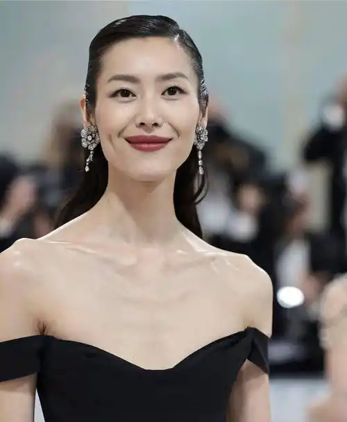 盘点刘雯在时尚春晚的10年历程,战袍越发魅力,身材颜值更惊艳_风格