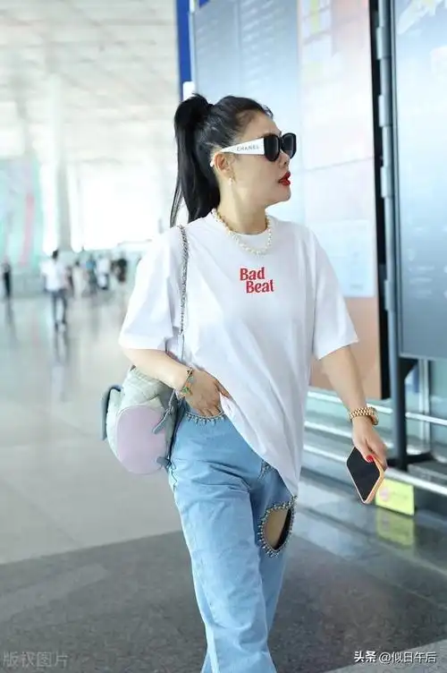 袁娅维现身北京机场,身穿白t搭配破洞牛仔裤时尚简约