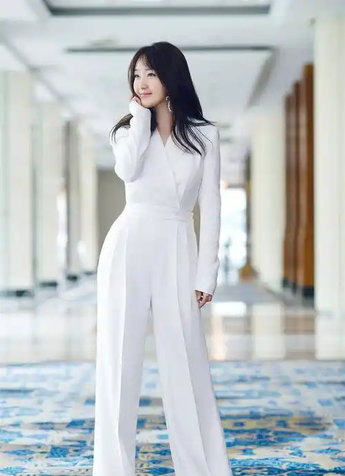 48岁杨钰莹比年轻人还会穿,刺绣公主裙配丸子头,刘海减龄还像28_连衣