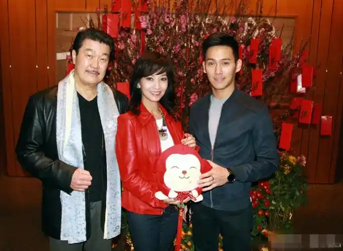 赵雅芝晒全家福丈夫像老爸儿子像情人因脚上凉鞋引网友热议