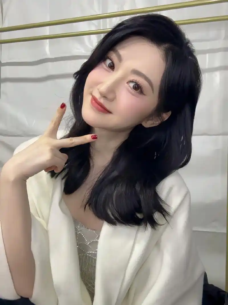 景甜最新自拍粉色桃桃妆容好甜美,皮肤是真的很白皙粉嫩,超羡慕呢!#百