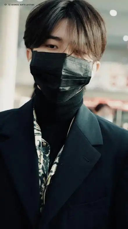 蔡徐坤口罩遮面戴耳机帅气有型