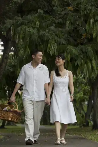 男人和女人在公园散步