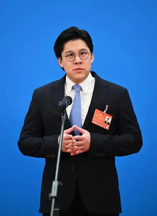 全国政协委员,香港特别行政区立法会议员霍启刚表示,"香港现在疫情