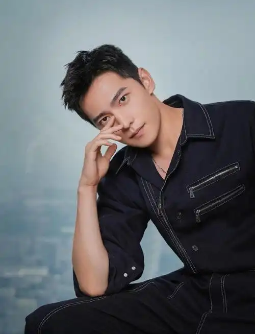 杨洋黑色工装套装##杨洋黑色工装套装造型#黑色工装 短发清爽帅 !!