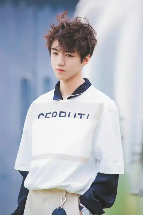 tfboys-王俊凯#王俊凯倒着走给蔡依林唱歌##王