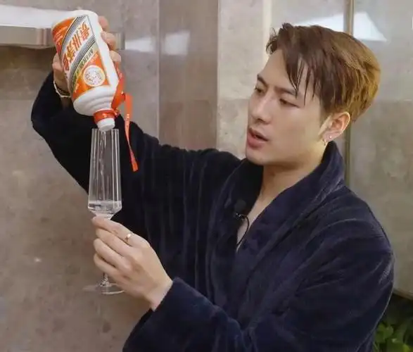 巨星王嘉尔 jackson wang 最近结束了海外的许多音乐节时装周的行程