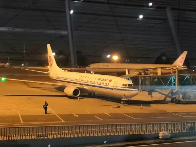 十九点十分飞机降落在首都机场,走出机门,迎面而来的寒风和只有十度的