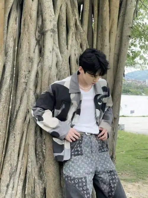 白敬亭美式街头风穿搭