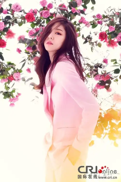 徐智慧最新杂志写真被花海包围浪漫唯美