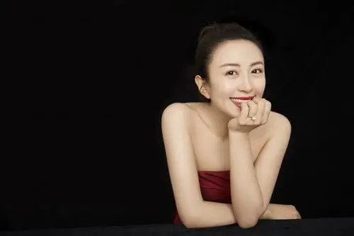 杨童舒红裙写真曝光 笑容优雅尽展迷人气质