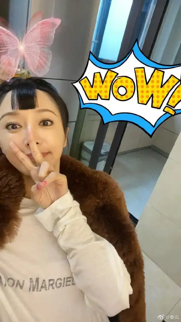 秦岚营业晒可爱自拍梳古典风刘海对镜比耶超少女