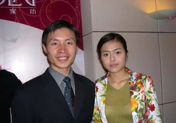 主持人陈辰,晒出四张美照,令粉丝大饱眼福,她丈夫余笛大有来头_东方