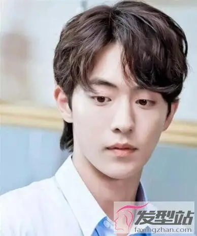 男士三七分偏分短发 修颜时尚大家都在跟_发型站_最新流行发型设计
