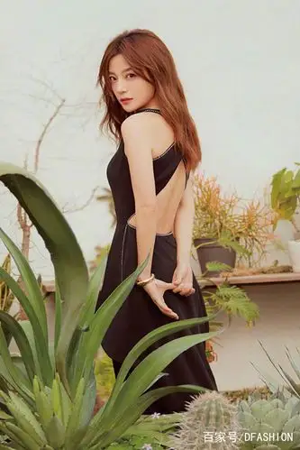 明星赵薇时尚杂志4月刊封面人物星尚摄影风尚大片!