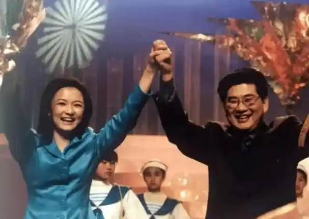 回顾东方卫视袁鸣53岁的她明显有些发福了昔日的女神感全无