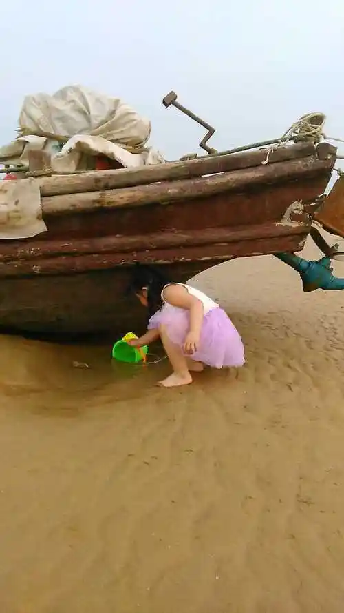 赶海的小姑娘光着小脚丫