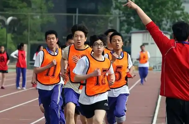 初中体育课上,男生自认为很帅气的举止,女生看来却觉得很幼稚