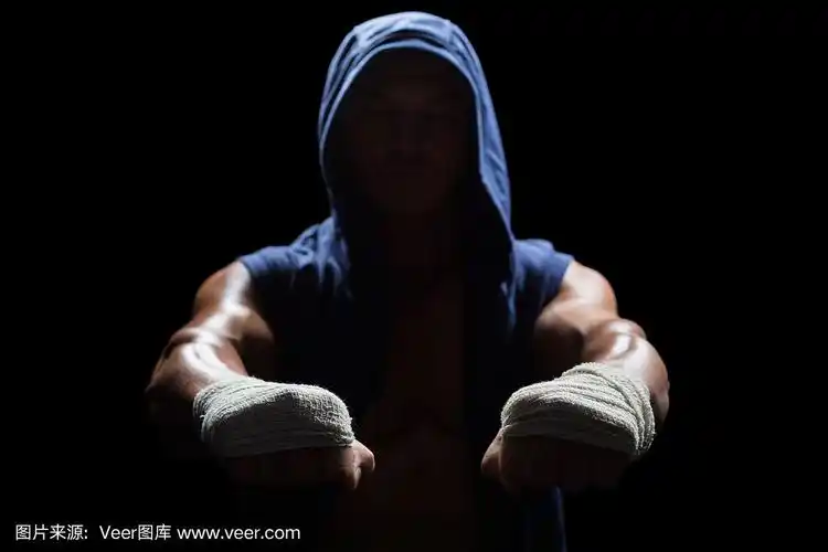 戴着兜帽,手上缠着绷带的肌肉男