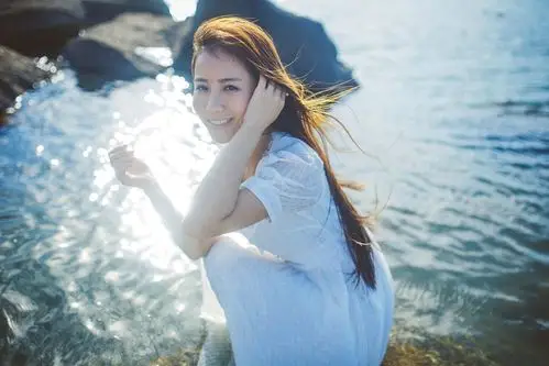 纯美女生海边游荡海边长发气质美女摄影写真图片