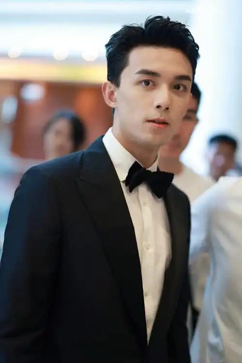 吴磊电影不虚此行##吴磊上海电影节出发图##吴磊黑色领结西装大片