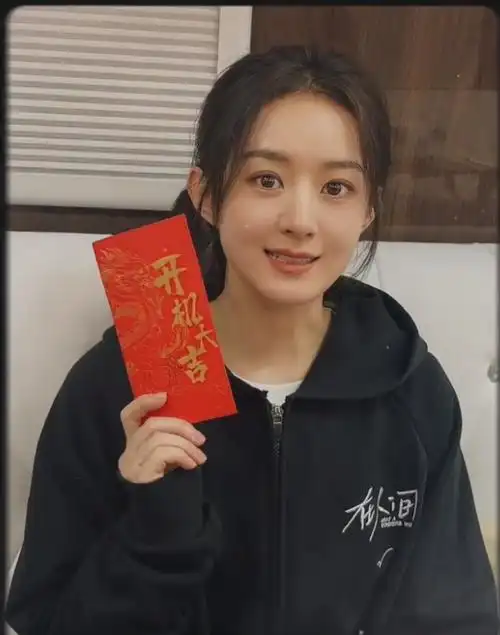 赵丽颖公开行程受期待,湖畔持伞奔跑宛如少女,回眸一笑超惊艳_腾讯