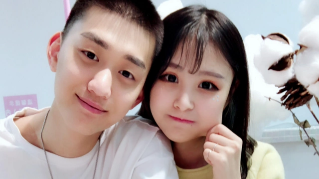 辛巴女徒弟直播证实分手称其男友因患病影响生育男友连麦称其不知分手