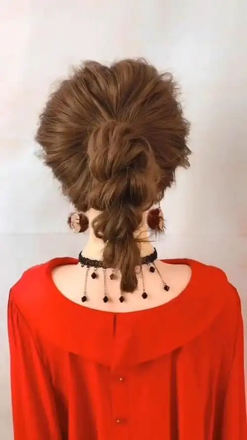 给你们扎一款蓬松的麻花辫.