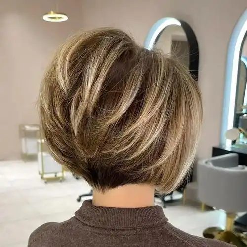 饱满后脑勺短发的特点是后脑勺部分剪得比较短而且层次分明,可以让