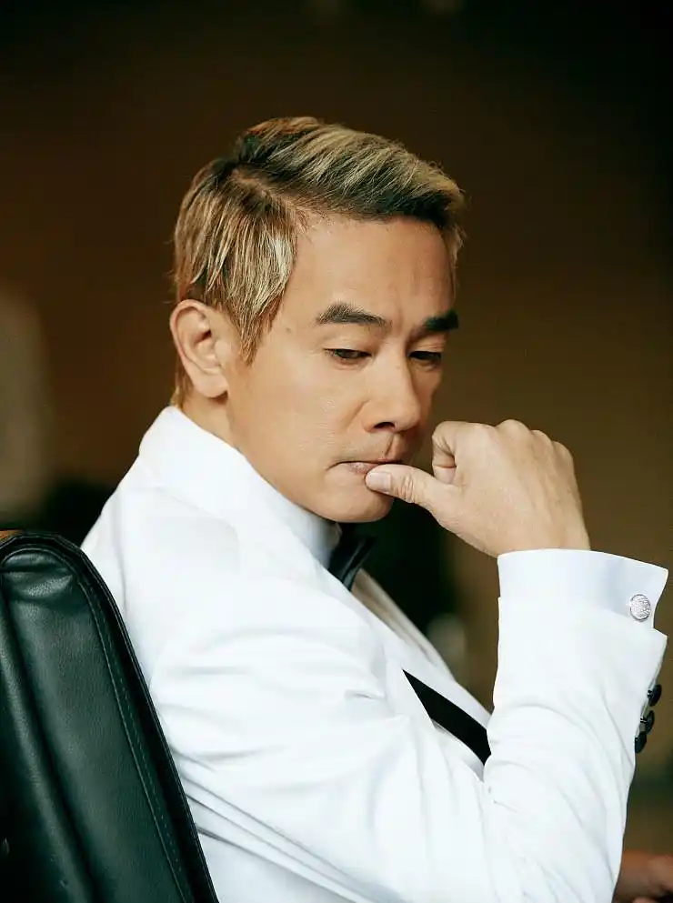 陈小春穿白西装变"安静的美男子" 自爆想再要个儿子