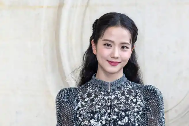 金智秀 秀场上的洋娃娃#金智秀外媒生图,好漂亮啊,秀场上的洋娃 !!